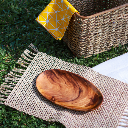 from plate to placemat to basket, you can use this setup for your next picnic