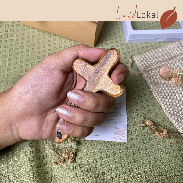 Luid Lokal Holding Comfort Praying Cross Acacia Wood Craft Personalized